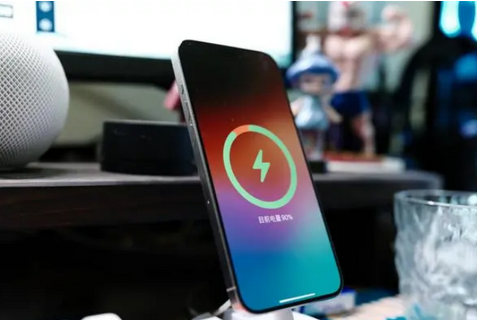 广州苹果15换屏服务分享用什么充电器给iPhone15充电更好 
